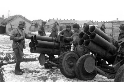 wfyokyga - Ruskie się cieszą ze zdobycznych 15 cm Nebelwerfer 41.
#nocnewojny