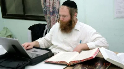 nowyjesttu - Ultra-ortodoksyjny rabin z Izraela przy komputerze. Ciekawe czy korzysta...