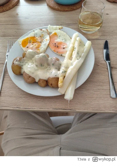 T3sla - #jedzzwykopem #gotujzwykopem 

Dzisiaj obiad bezmięsny.
Szparagi 
Jajko sadzo...