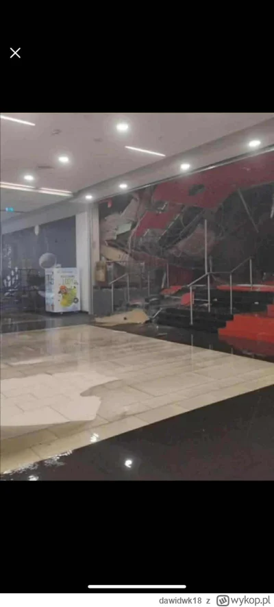 dawidwk18 - W Toruniu na galerii Plaza zawalił się dach nad Cinema City. Cała galeria...