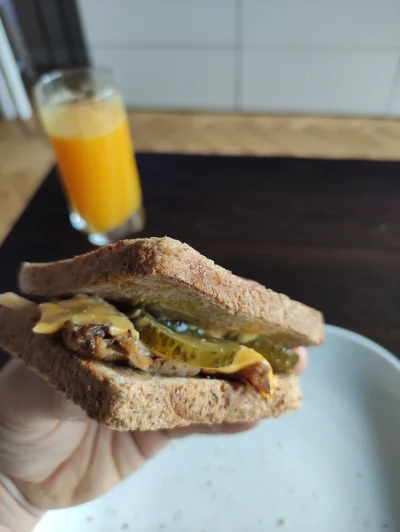 Krupier - Na śniadanie jak znalazł, bez udziwnień. Ser, ogór kiszony (ale dryblas, a ...