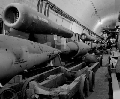 Porten - Linia produkcyjna latających bomb V1 w podziemnym zakładzie w Niemczech, mar...