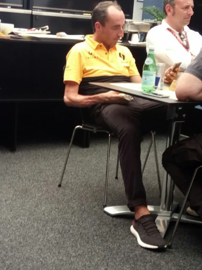 Pesa_elf - Wygrał #lemans ale mu nikt nie gratuluje bo prawie nie ma renki. 
#powrutc...