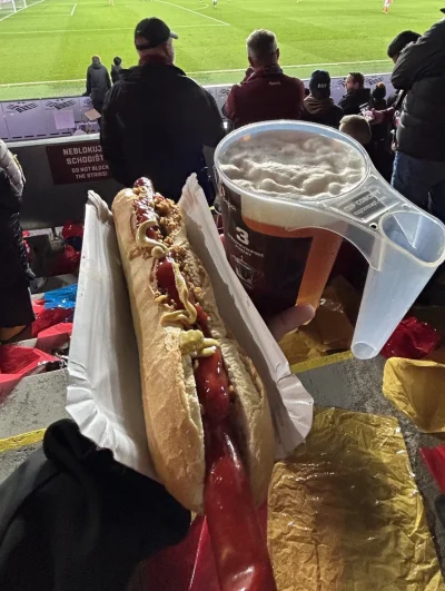 Piotrek7231 - #mecz #jedzenie #stadionowejedzenie #pilkanozna 
Kiełbasa w bułce piwko...