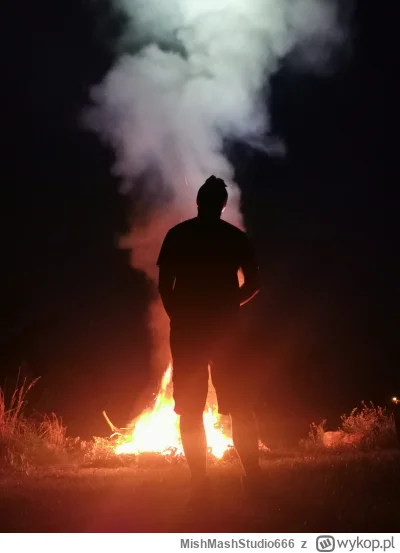 MishMashStudio666 - Sfotografowałem ukradkiem przyjaciela jak majstruje przy ogniu. E...