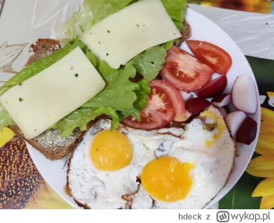 hdeck - @hdeck i śniadanko z dzisiaj.

Kanapeczki na chlebie razowym, dwa jajeczka na...