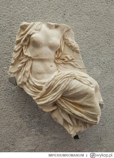 IMPERIUMROMANUM - Rea Sylwia na rzymskim posągu

Uszkodzony posąg rzymski, który zide...