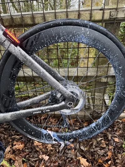 4x80 - rower: Ktoś jechał i spod mijającego auta strzelił kamień i uszkodził mu zawór...