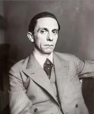 notakjakbytotalnie_ - dr Goebbels ile/10 z wyglądu #rozowepaski #pytaniedorozowychpas...