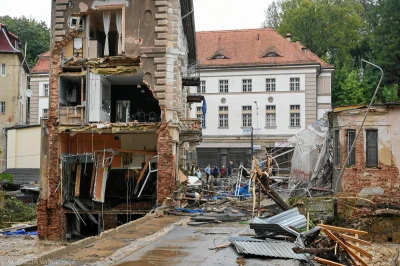 grexo - Ale mnie to wkurza jak urzędasy z nadzoru budowlanego wydają nakazy rozbiórek...