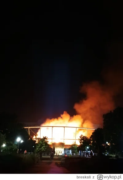 breskali - Stadion Śląski płonie. Na stadionie przebywało ponad 50 tysięcy osób.
#Kat...