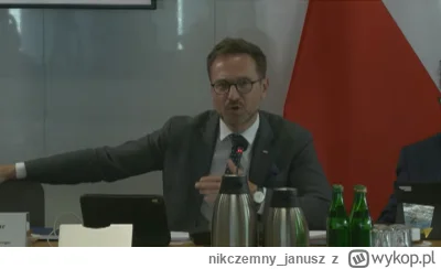 nikczemny_janusz - Ależ Buda ma essę, zobaczcie na ten luz.

#sejm