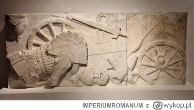 IMPERIUMROMANUM - Marmurowy relief ukazujący powalonych katafraktów i zniszczone rydw...