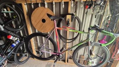 4x80 - @hukot: Mam coś podobnego w garażu, on się składa do góry ale można rower bard...