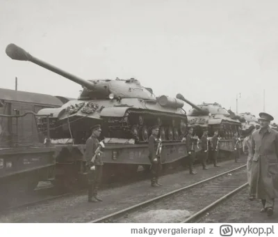 makgyvergaleriapl - Sam Stali przyszedł obejżeć najnowsze narzędzia do wyzwalania od ...