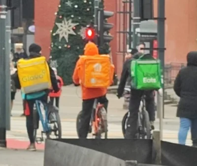 veveveve - #famemma 

Zadbany odpala streama
Dostawcy jedzenia: