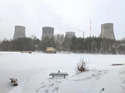 sylwke3100 - Zimowy widok na zbiornik Kozi Bród w Trzebini z chłodniami kominowymi el...