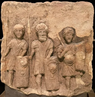 IMPERIUMROMANUM - Fragment rzymskiego nagrobka ukazujący trzech legionistów

Fragment...