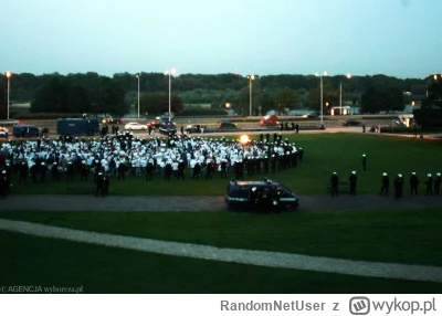 RandomNetUser - @przekliniak: Policja gdy kibice są uzbrojeni we widelce.