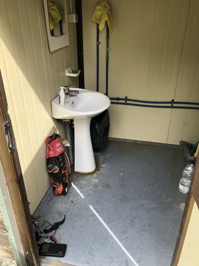 ChlopoRobotnik2137 - Tak wyglada wc , i tu ładuje powerbanka