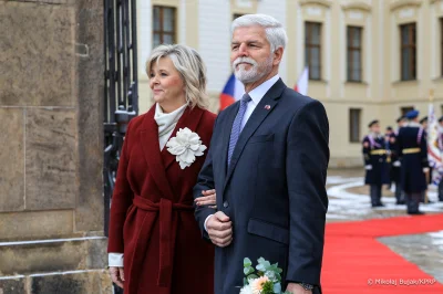 Gienek-Kielbasa - Prezydent Czech patrzy z politowaniem co to mu wiozą limuzyną na sp...