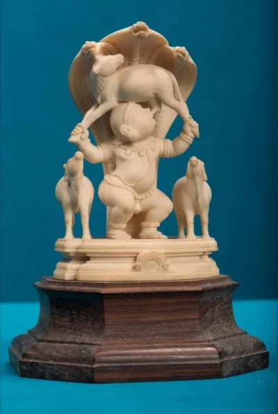 Loskamilos1 - Rzeźba z kości słoniowej przedstawiająca hinduskiego boga, Krishnę w je...