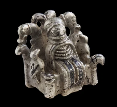 Apaturia - Tzw. Odyn z Lejre

Niewielka srebrna figurka datowana na ok. 900 r. n.e., ...