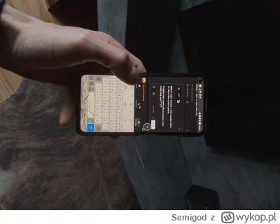 Semigod - @Selavi: żaden. Trzymam w lewej operajac telefon na małym palcu a pisze kci...