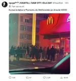 chandler-bing - Tak samo kisnę jak widzę typów stojących w godzinnych kolejkach do Ma...