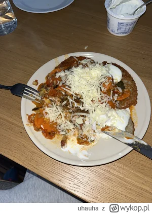 uhauha - #jedzzwykopem #gotujzwykopem #obiad 
Żona placki zrobiła z sosikiem.
Smaczne...