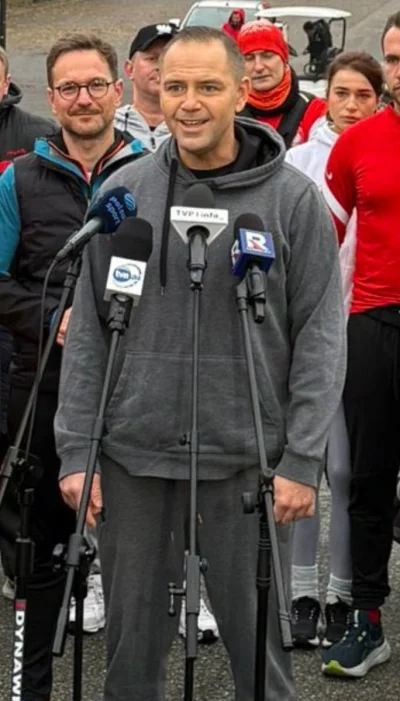 mmenelica - pov: wczoraj wieczorem powiedzieli ci, że musisz rano pobiegać przy kamer...