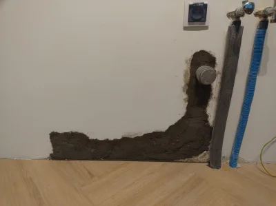 bigmouth - @appmstt  @chanoja tak zategowałem zaprawą I kawałkami dachówki ( ͡º ͜ʖ͡º)...