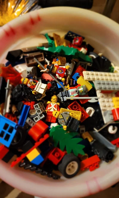 Sam_Marton - Po ponad 25 latach wyciągnąłem swoje stare Lego.
15 litrowe wiadro klock...