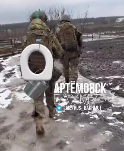 antc111 - Ukraińcy uciekając z bachmuta zabierają deski od kibli xD 
#wojna #ukraina