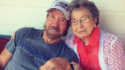 D.....a - Chuck Norris (83 lata) ze swoją matką (102 lata)

#ciekawostki #film #usa