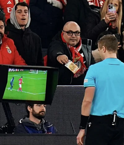 jatutylkonamoment - Nic nie widziałeś kolego. Po meczu dorzucę jeszcze 20 złotych <cz...