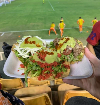 Piotrek7231 - #mecz #jedzenie #stadionowejedzenie #pilkanozna 
Trzy tostady  Alebrije...