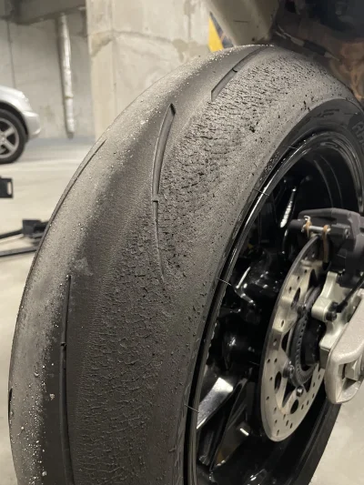 wiktorbo - #motocykle 
Nowiuśka miesięczna opona (╥﹏╥)

Muszę więcej na spoty pod Mac...