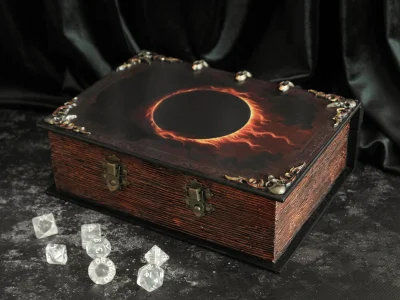 Apaturia - Niedawno zdjęta z warsztatu drewniana, ręcznie zdobiona skrzynka-książka i...