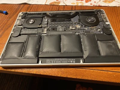 z0mb1e - Poduszki powietrzne w makbuku. W razie upadku chronią urządzenie przed uszko...