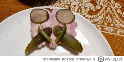 stanislawkostkabrukowa - Kanapka? Z ogórkiem?
Tak. Moja ulubiona.

#kapitanbomba