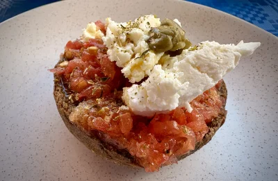 asdfghjkl - Dakos tego typu. Słodka mizithra, pomidory, kapary, łoregano, paximadi, ł...