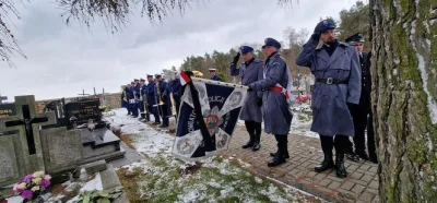 Gieekaa - Oni z łapanki brali ludzi do niesienia sztandaru policyjnego? Te płaszcze t...