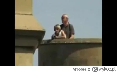 Arboree - Jacek Jaworek obserwujący jak ktoś na dachu obok rozkłada stanowisko strzel...