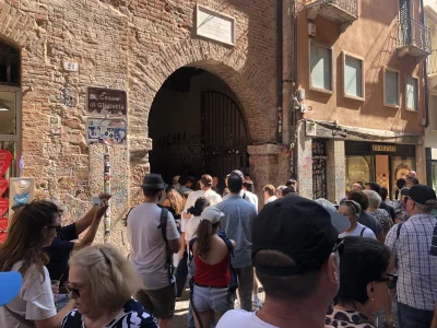 ChlopoRobotnik2137 - @CzerstwyPomidor jestem teraz i dzikie tłumy. Ocipieli ludzie
 @...