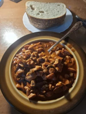 abuk123 - #przegryw leczo dla chuopa. Z mięsa, parówek i grzybów no bo z czego. Będę ...