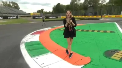 ppiasq - #f1 
Najpopularniejsza dziennikarka f1 w Polsce przedstawia się swoim widzom