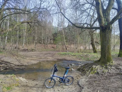 sylwke3100 - Bolid nad strumyczkiem. Na szczęście tym razem myć się nie musi bo jest ...