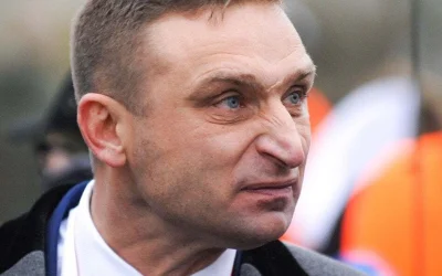 spucha - ależ on ma wielki nos ciekawe czy po matce? ( ͡° ͜ʖ ͡°)