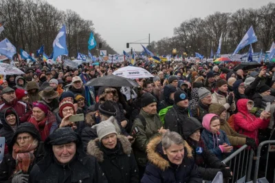 Sin- - Przepraszam bardzo ale to głównie stare dziady przyszły na ten protest. I tera...